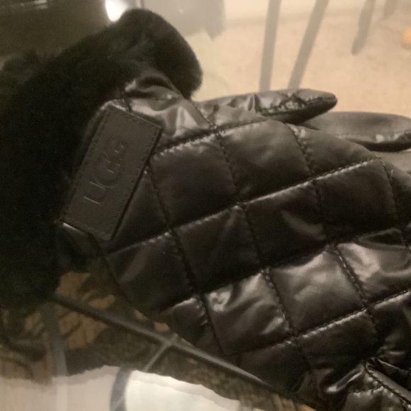 UGG Accessories - ☃️❄️☃️BRAND NEW!!! UGG black woman’s gloves pretty w/ black fur lining & trim!